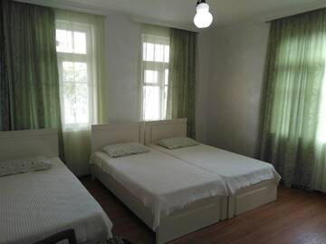 Фото номера Стандартный трехместный номер Гостевой дом Avto House г. Батуми 8