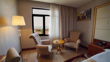 Фото номера Стандартный номер с кроватью размера &quot;king-size&quot; Отель Wyndham Batumi г. Батуми 2