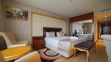 Фото номера Стандартный номер с кроватью размера &quot;king-size&quot; Отель Wyndham Batumi г. Батуми 6