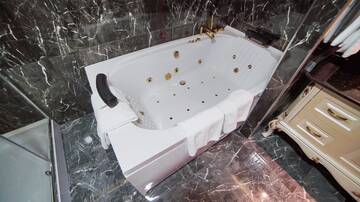 Фото номера Президентский люкс Отель Wyndham Batumi г. Батуми 8