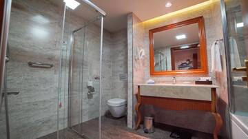 Фото номера Стандартный номер с кроватью размера &quot;king-size&quot; Отель Wyndham Batumi г. Батуми 7