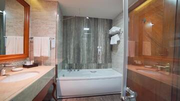 Фото номера Стандартный номер с кроватью размера &quot;king-size&quot; Отель Wyndham Batumi г. Батуми 8