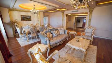 Фото номера Президентский люкс Отель Wyndham Batumi г. Батуми 2