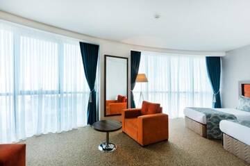 Фото номера Двухместный номер с 2 отдельными кроватями и видом на море Отель Sky Tower Hotel г. Батуми 6