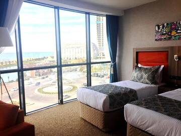 Фото номера Двухместный номер с 2 отдельными кроватями и видом на море Отель Sky Tower Hotel г. Батуми 9