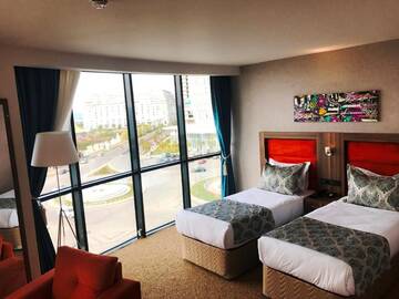 Фото номера Двухместный номер с 2 отдельными кроватями и видом на море Отель Sky Tower Hotel г. Батуми 10