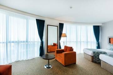 Фото номера Двухместный номер с 2 отдельными кроватями и видом на море Отель Sky Tower Hotel г. Батуми 2