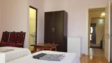 Фото номера Трехместный номер с ванной комнатой Гостевой дом Guest House Luka г. Батуми 4
