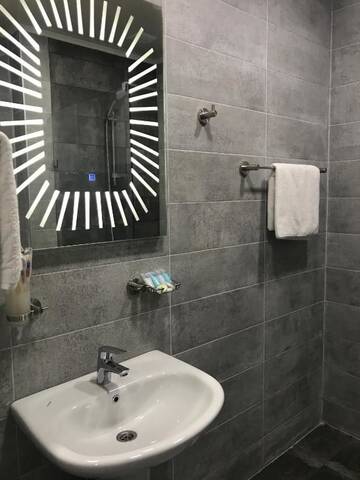 Фото номера Люкс, вид на море Апарт-отели Aparthotel Selfie г. Батуми 34