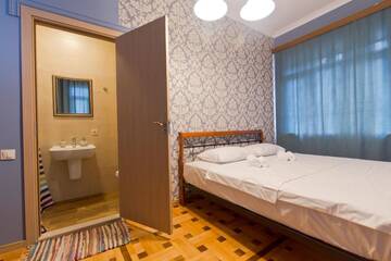 Фото номера Двухместный номер с 1 кроватью и балконом Отель Home #21 г. Батуми 9