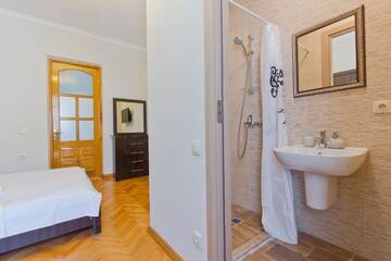 Фото номера Двухместный номер с 1 кроватью, вид на сад Отель Home #21 г. Батуми 5