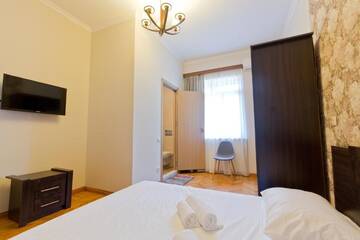 Фото номера Двухместный номер с 1 кроватью, вид на сад Отель Home #21 г. Батуми 3