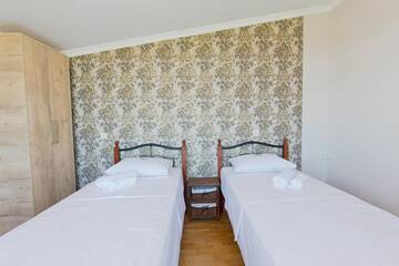 Фото номера Двухместный номер с 2 отдельными кроватями и видом на город Отель Home #21 г. Батуми 2