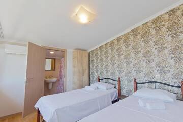 Фото номера Двухместный номер с 2 отдельными кроватями и видом на город Отель Home #21 г. Батуми 3