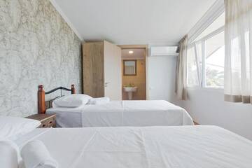 Фото номера Двухместный номер с 2 отдельными кроватями и видом на город Отель Home #21 г. Батуми 3