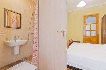 Фото номера Двухместный номер с 1 кроватью, вид на сад Отель Home #21 г. Батуми 2