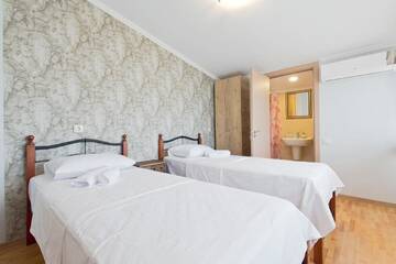 Фото номера Двухместный номер с 2 отдельными кроватями и видом на город Отель Home #21 г. Батуми 4