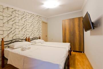 Фото номера Двухместный номер с 2 отдельными кроватями Отель Home #21 г. Батуми 2