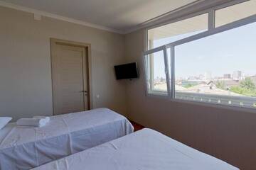 Фото номера Двухместный номер с 2 отдельными кроватями и видом на город Отель Home #21 г. Батуми 4