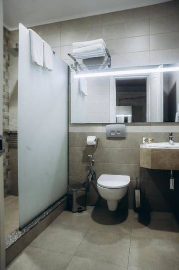 Фото номера Улучшенный двухместный номер с 1 кроватью Отель Colosseum Marina Hotel г. Батуми 8