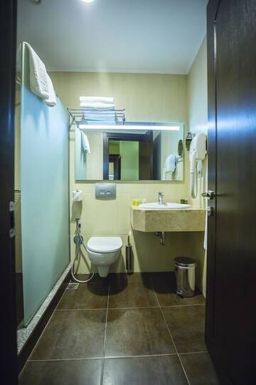 Фото номера Стандартный двухместный номер с 2 отдельными кроватями Отель Colosseum Marina Hotel г. Батуми 5