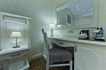Фото номера Улучшенный двухместный номер с 1 кроватью Отель Colosseum Marina Hotel г. Батуми 6