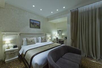 Фото номера Улучшенный двухместный номер с 1 кроватью Отель Colosseum Marina Hotel г. Батуми 5