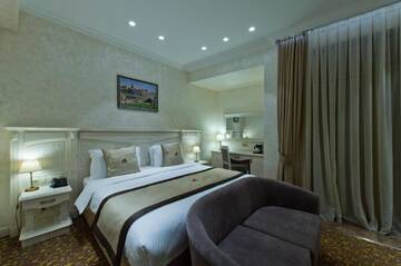 Фото номера Улучшенный двухместный номер с 1 кроватью Отель Colosseum Marina Hotel г. Батуми 9