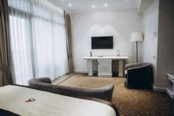 Фото номера Улучшенный двухместный номер с 1 кроватью Отель Colosseum Marina Hotel г. Батуми 7