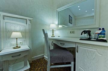 Фото номера Улучшенный двухместный номер с 1 кроватью Отель Colosseum Marina Hotel г. Батуми 10