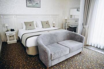 Фото номера Улучшенный двухместный номер с 1 кроватью Отель Colosseum Marina Hotel г. Батуми 18