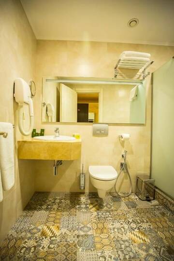 Фото номера Улучшенный двухместный номер с 1 кроватью Отель Colosseum Marina Hotel г. Батуми 13