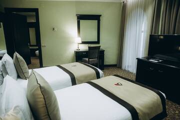 Фото номера Семейный номер с балконом Отель Colosseum Marina Hotel г. Батуми 4