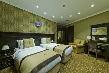 Фото номера Семейный номер с балконом Отель Colosseum Marina Hotel г. Батуми 5