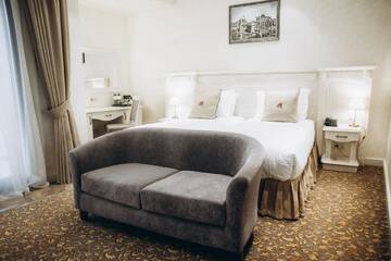 Фото номера Улучшенный двухместный номер с 2 отдельными кроватями Отель Colosseum Marina Hotel г. Батуми 4