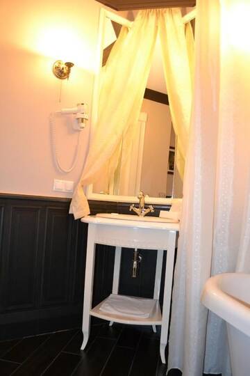 Фото номера Двухместный номер Делюкс с 1 кроватью Отель Piazza Boutique Hotel г. Батуми 9