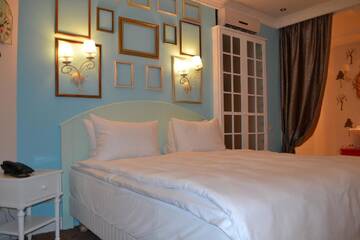 Фото номера Двухместный номер Делюкс с 1 кроватью Отель Piazza Boutique Hotel г. Батуми 13