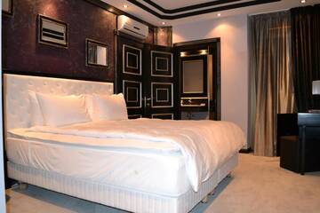 Фото номера Двухместный номер Делюкс с 1 кроватью Отель Piazza Boutique Hotel г. Батуми 17