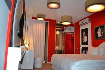 Фото номера Двухместный номер Делюкс с 1 кроватью Отель Piazza Boutique Hotel г. Батуми 18