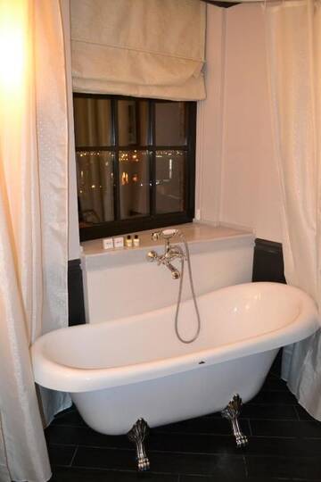 Фото номера Двухместный номер Делюкс с 1 кроватью Отель Piazza Boutique Hotel г. Батуми 21
