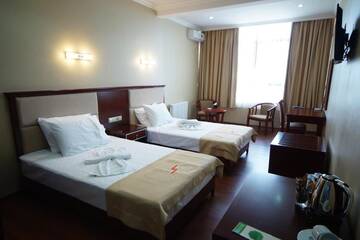 Фото номера Просторный двухместный номер с 2 отдельными кроватями Отель Hotel 725 г. Батуми 7