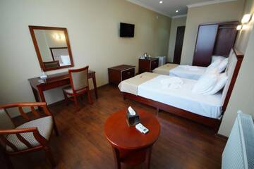 Фото номера Просторный двухместный номер с 2 отдельными кроватями Отель Hotel 725 г. Батуми 8