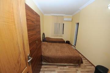 Фото номера Трехместный номер с ванной комнатой Отель Hotel Dadiani г. Батуми 4