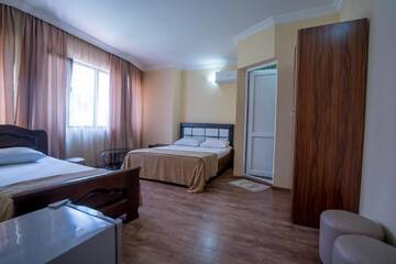 Фото номера Стандартный трехместный номер Отель Hotel Dadiani г. Батуми 3