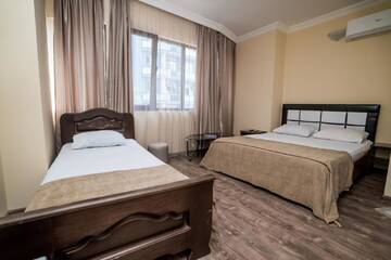 Фото номера Стандартный трехместный номер Отель Hotel Dadiani г. Батуми 5