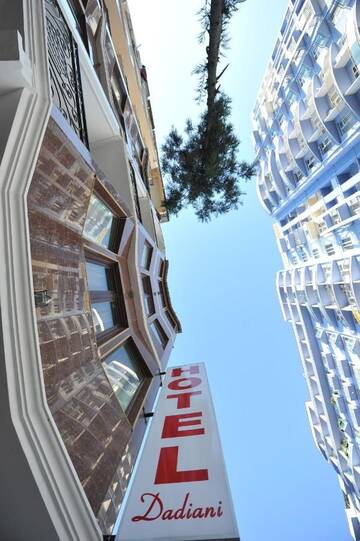 Фото номера Стандартный трехместный номер Отель Hotel Dadiani г. Батуми 6