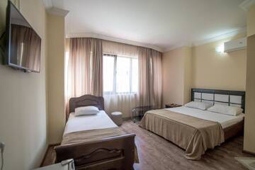 Фото номера Стандартный трехместный номер Отель Hotel Dadiani г. Батуми 2