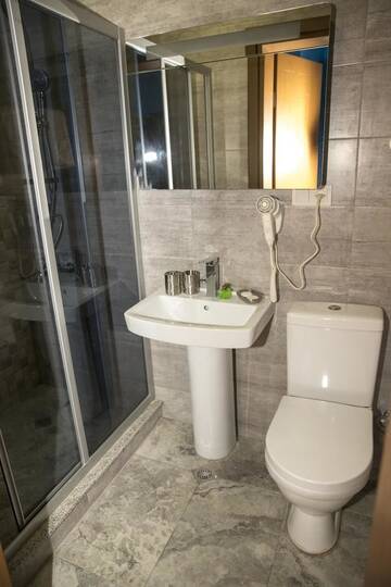 Фото номера Двухместный номер с 1 кроватью и собственной ванной комнатой Отель Hotel Black Sea House г. Батуми 5