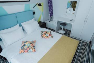 Фото номера Семейный номер с видом на море Апарт-отели Aparthotel Tangerine г. Батуми 3