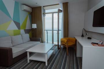 Фото номера Семейный номер с видом на море Апарт-отели Aparthotel Tangerine г. Батуми 11